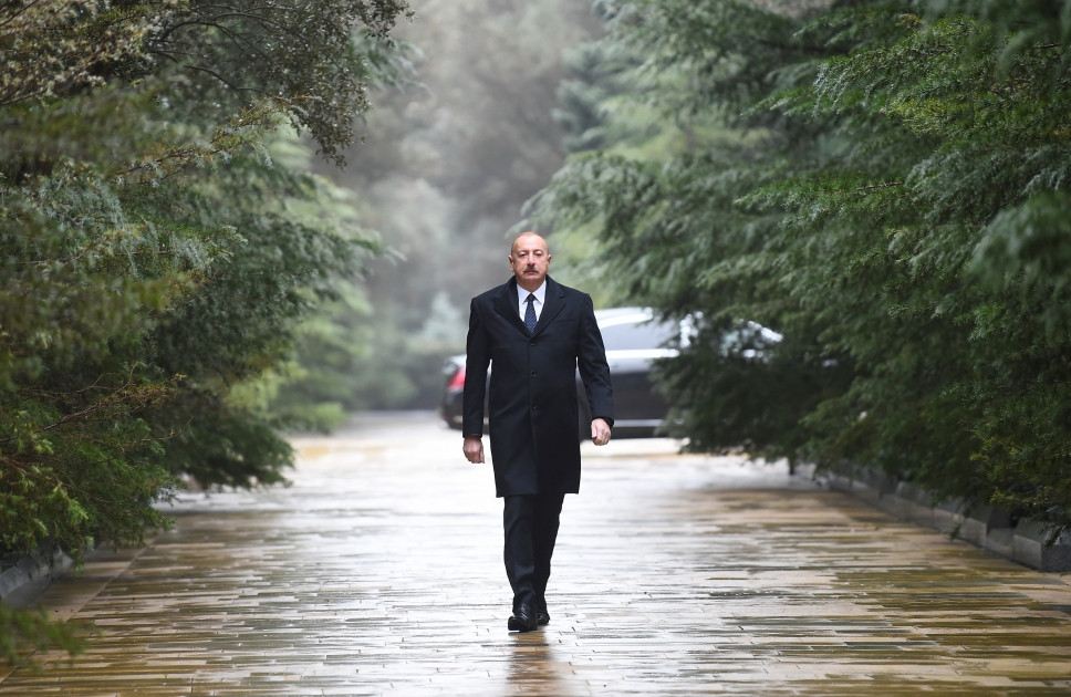 Prezident İlham Əliyev Ümummilli Lider Heydər Əliyevin məzarını ziyarət edib<font color='red'> - YENİLƏNİB</font><font color=red> - FOTOLAR</font>