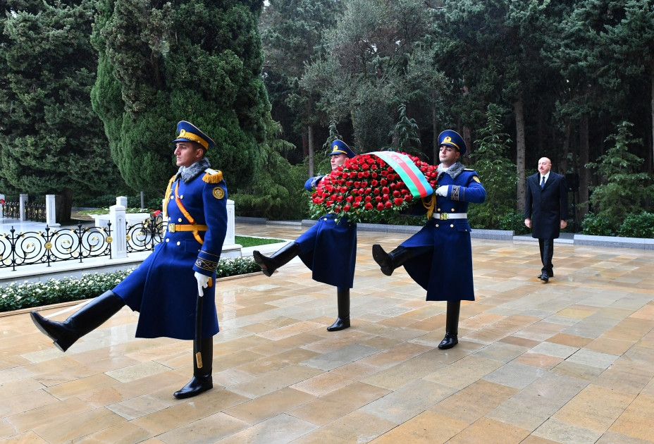 Prezident İlham Əliyev Ümummilli Lider Heydər Əliyevin məzarını ziyarət edib<font color='red'> - YENİLƏNİB</font><font color=red> - FOTOLAR</font>