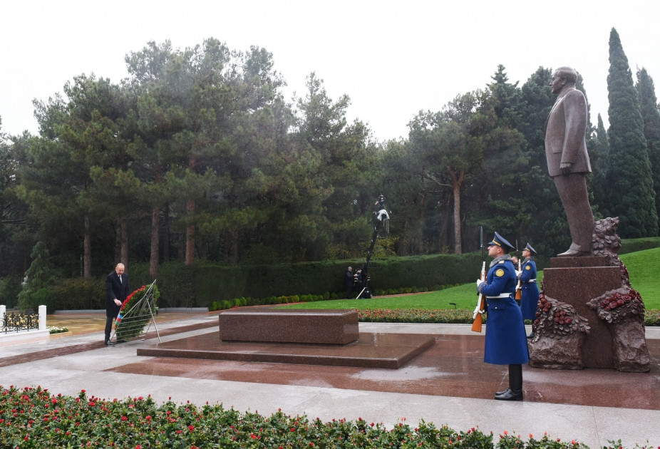 Prezident İlham Əliyev Ümummilli Lider Heydər Əliyevin məzarını ziyarət edib<font color='red'> - YENİLƏNİB</font><font color=red> - FOTOLAR</font>
