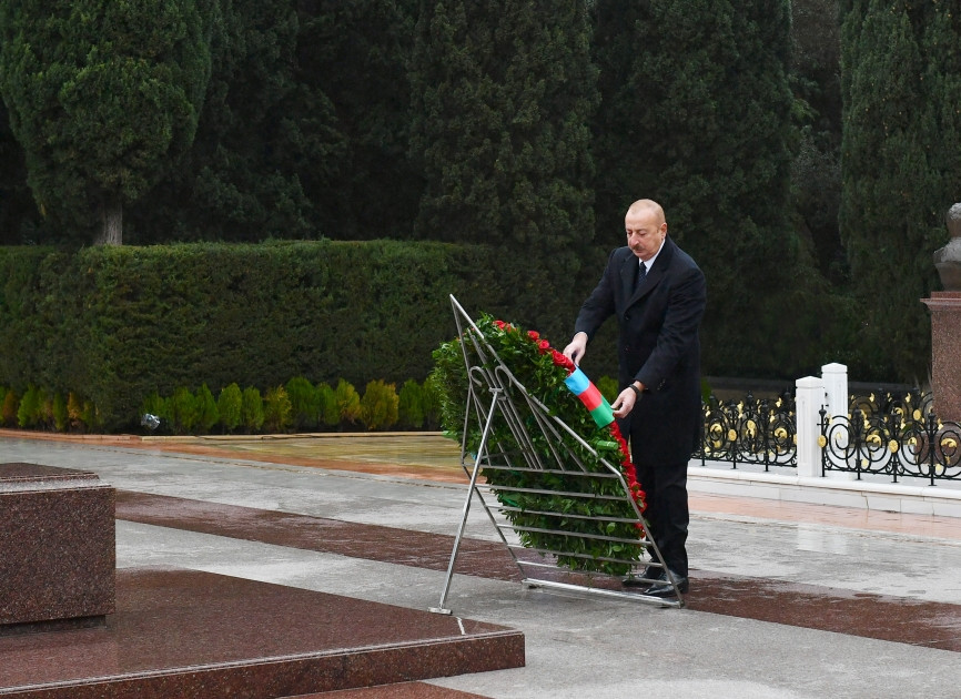 Prezident İlham Əliyev Ümummilli Lider Heydər Əliyevin məzarını ziyarət edib<font color='red'> - YENİLƏNİB</font><font color=red> - FOTOLAR</font>