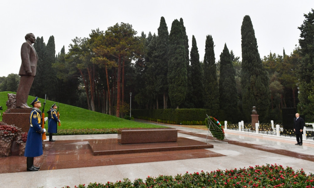 Prezident İlham Əliyev Ümummilli Lider Heydər Əliyevin məzarını ziyarət edib<font color='red'> - YENİLƏNİB</font><font color=red> - FOTOLAR</font>