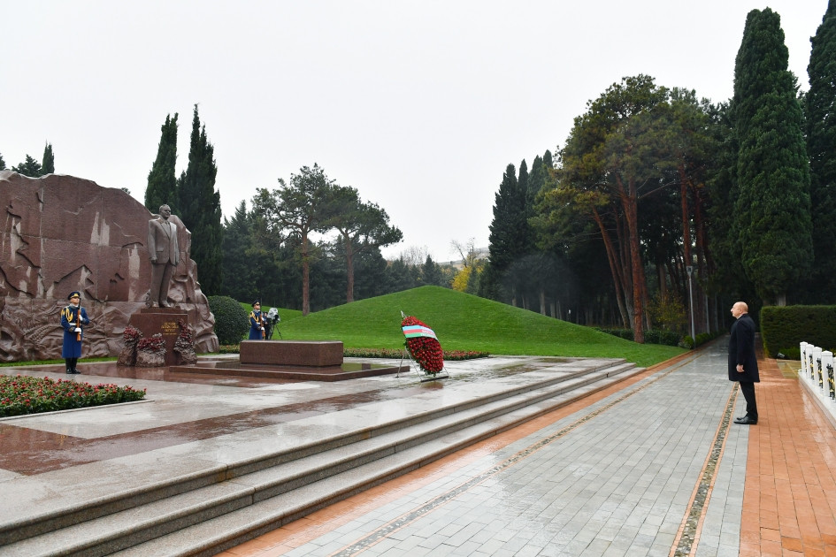 Prezident İlham Əliyev Ümummilli Lider Heydər Əliyevin məzarını ziyarət edib<font color='red'> - YENİLƏNİB</font><font color=red> - FOTOLAR</font>