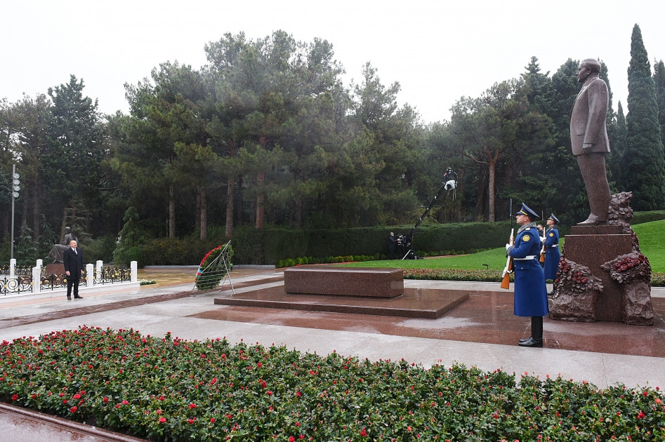 Prezident İlham Əliyev Ümummilli Lider Heydər Əliyevin məzarını ziyarət edib<font color='red'> - YENİLƏNİB</font><font color=red> - FOTOLAR</font>