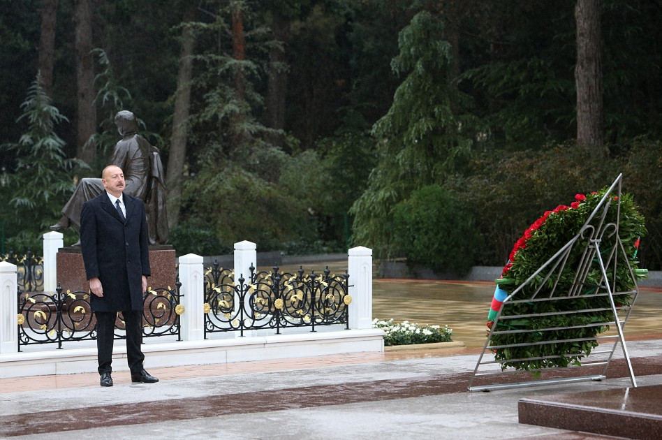 Prezident İlham Əliyev Ümummilli Lider Heydər Əliyevin məzarını ziyarət edib<font color='red'> - YENİLƏNİB</font><font color=red> - FOTOLAR</font>