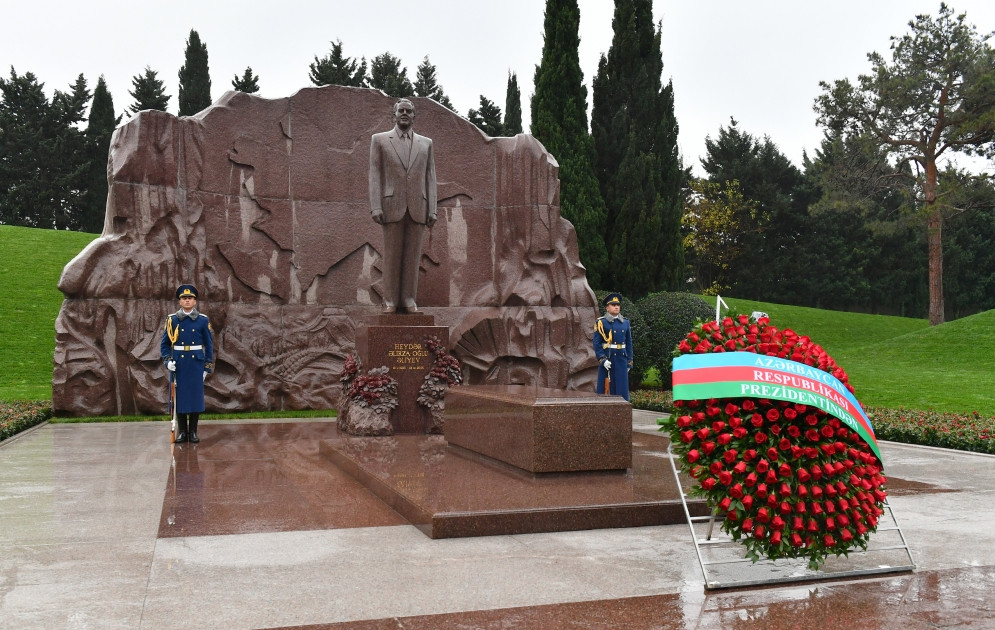 Prezident İlham Əliyev Ümummilli Lider Heydər Əliyevin məzarını ziyarət edib<font color='red'> - YENİLƏNİB</font><font color=red> - FOTOLAR</font>