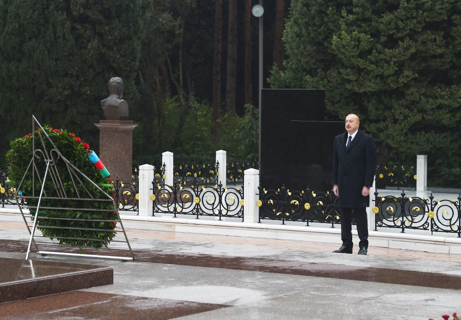 Prezident İlham Əliyev Ümummilli Lider Heydər Əliyevin məzarını ziyarət edib<font color='red'> - YENİLƏNİB</font><font color=red> - FOTOLAR</font>