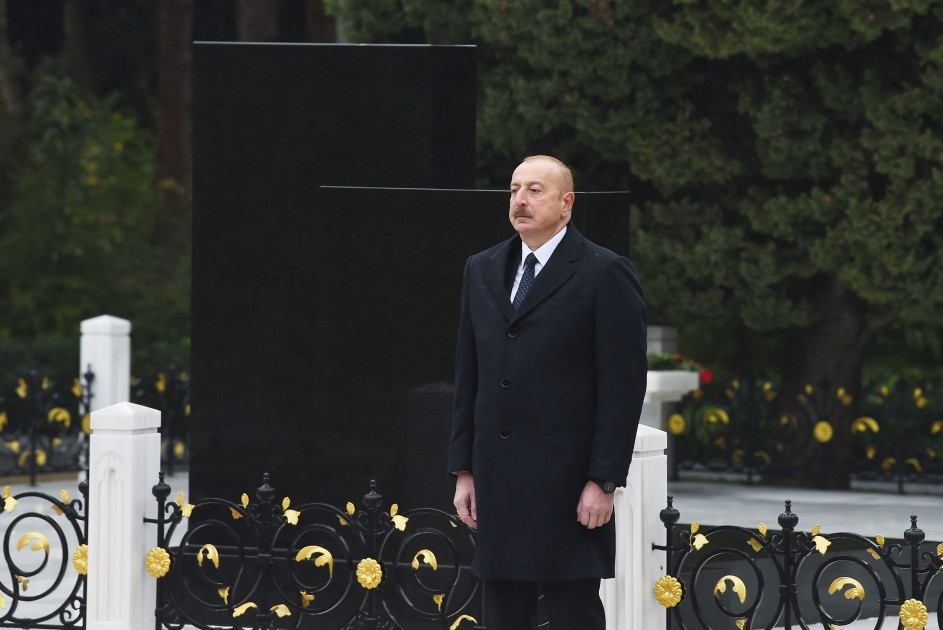 Prezident İlham Əliyev Ümummilli Lider Heydər Əliyevin məzarını ziyarət edib<font color='red'> - YENİLƏNİB</font><font color=red> - FOTOLAR</font>