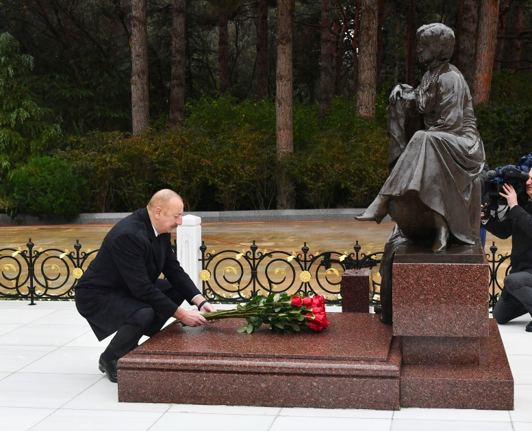 Prezident İlham Əliyev Ümummilli Lider Heydər Əliyevin məzarını ziyarət edib<font color='red'> - YENİLƏNİB</font><font color=red> - FOTOLAR</font>