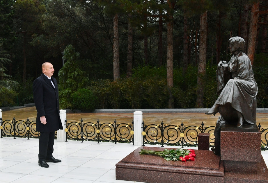 Prezident İlham Əliyev Ümummilli Lider Heydər Əliyevin məzarını ziyarət edib<font color='red'> - YENİLƏNİB</font><font color=red> - FOTOLAR</font>