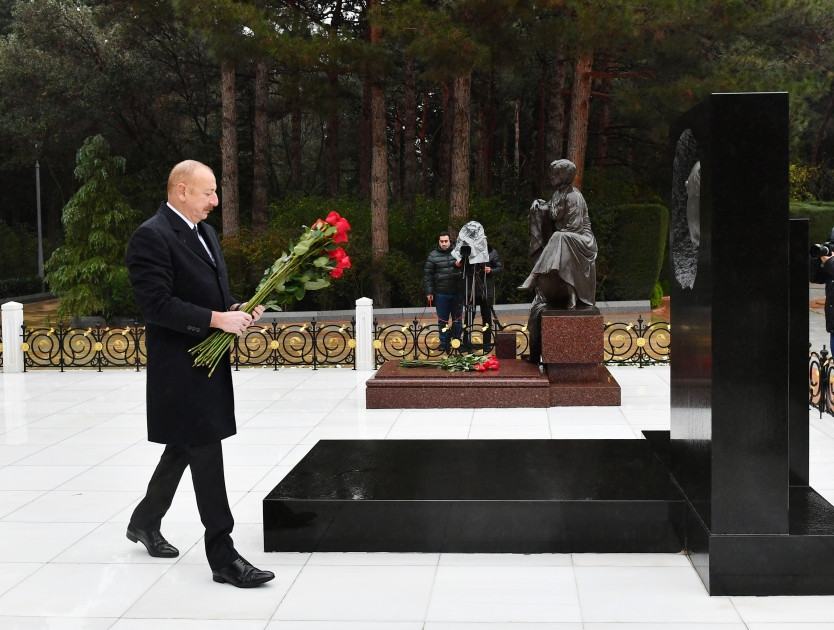 Prezident İlham Əliyev Ümummilli Lider Heydər Əliyevin məzarını ziyarət edib<font color='red'> - YENİLƏNİB</font><font color=red> - FOTOLAR</font>