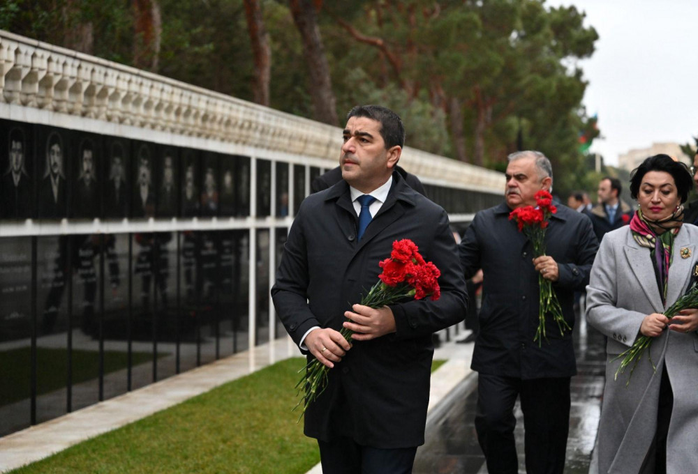 Gürcüstan parlamentinin sədri Ulu Öndərin məzarını ziyarət edib<font color=red> - FOTOLAR</font>
