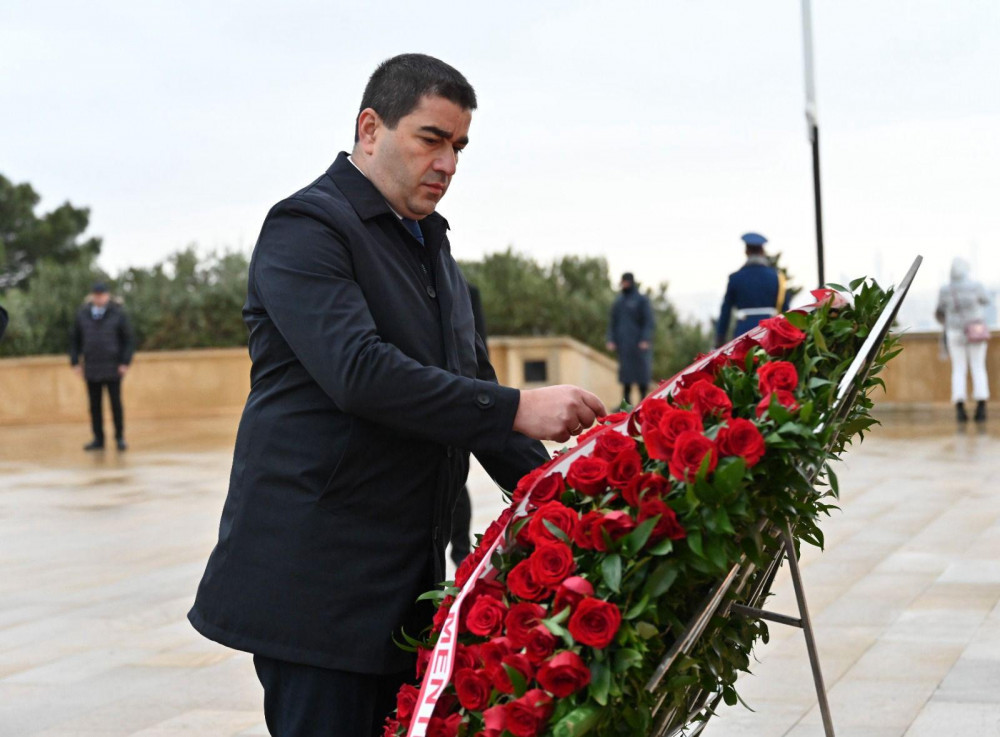 Gürcüstan parlamentinin sədri Ulu Öndərin məzarını ziyarət edib<font color=red> - FOTOLAR</font>