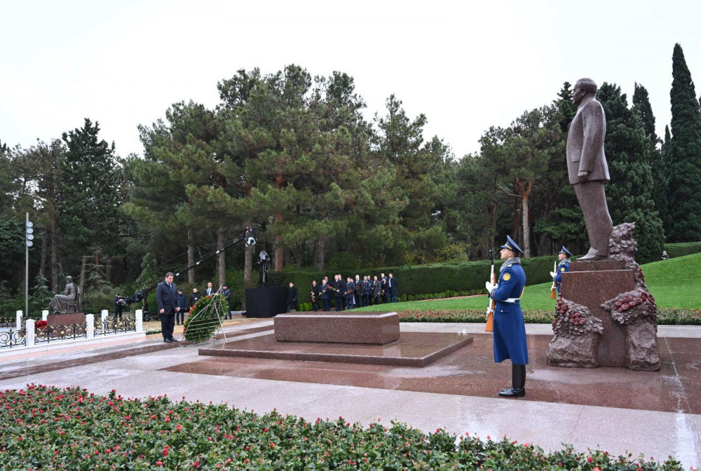 Gürcüstan parlamentinin sədri Ulu Öndərin məzarını ziyarət edib<font color=red> - FOTOLAR</font>