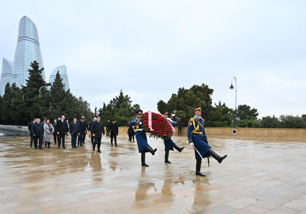 Gürcüstan parlamentinin sədri Ulu Öndərin məzarını ziyarət edib<font color=red> - FOTOLAR</font>