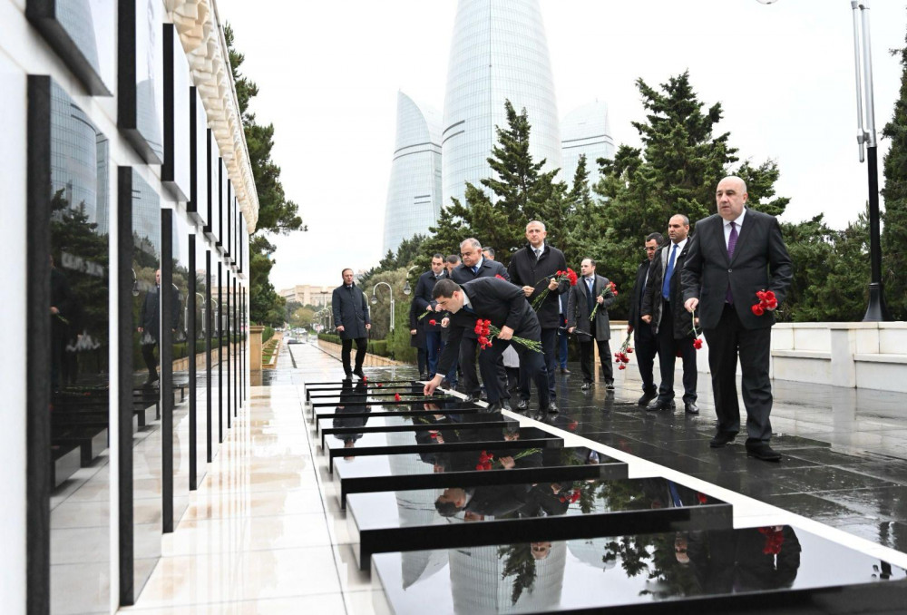 Gürcüstan parlamentinin sədri Ulu Öndərin məzarını ziyarət edib<font color=red> - FOTOLAR</font>