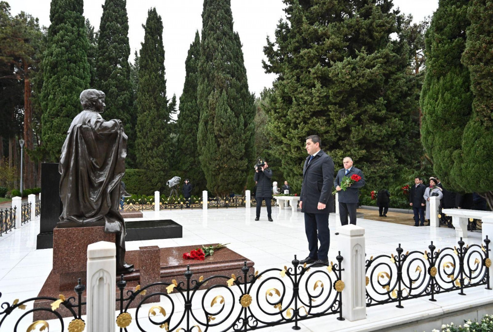 Gürcüstan parlamentinin sədri Ulu Öndərin məzarını ziyarət edib<font color=red> - FOTOLAR</font>