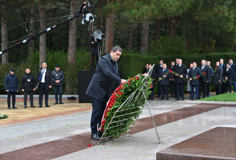 Gürcüstan parlamentinin sədri Ulu Öndərin məzarını ziyarət edib<font color=red> - FOTOLAR</font>