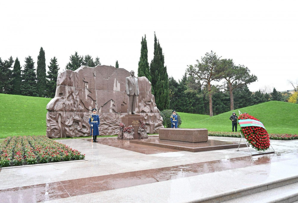 Gürcüstan parlamentinin sədri Ulu Öndərin məzarını ziyarət edib<font color=red> - FOTOLAR</font>