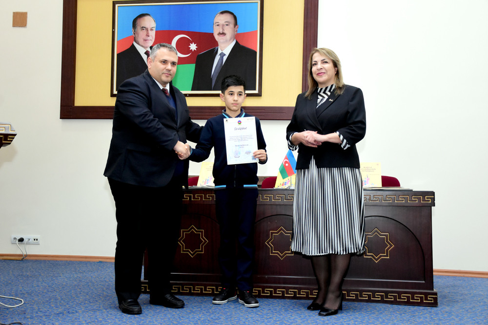 “Mənim ailə büdcəm” adlı dərsdənkənar vəsaitin təqdimatı olub<font color=red> - FOTOLAR</font>