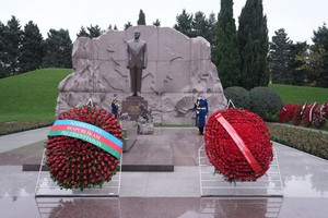 Türkiyənin XİN başçısı Fəxri və Şəhidlər xiyabanlarını ziyarət edib<font color=red> - FOTOLAR</font>
