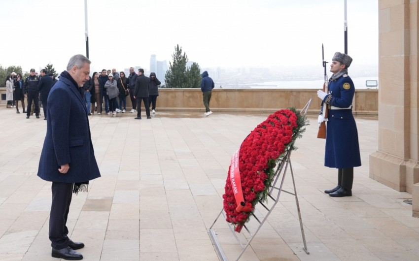 Türkiyənin XİN başçısı Fəxri və Şəhidlər xiyabanlarını ziyarət edib<font color=red> - FOTOLAR</font>