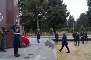 Türkiyənin XİN başçısı Fəxri və Şəhidlər xiyabanlarını ziyarət edib<font color=red> - FOTOLAR</font>