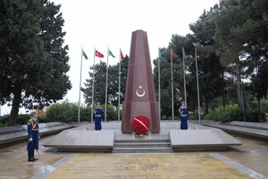 Türkiyənin XİN başçısı Fəxri və Şəhidlər xiyabanlarını ziyarət edib<font color=red> - FOTOLAR</font>