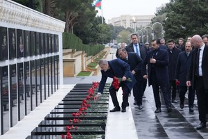 Türkiyənin XİN başçısı Fəxri və Şəhidlər xiyabanlarını ziyarət edib<font color=red> - FOTOLAR</font>