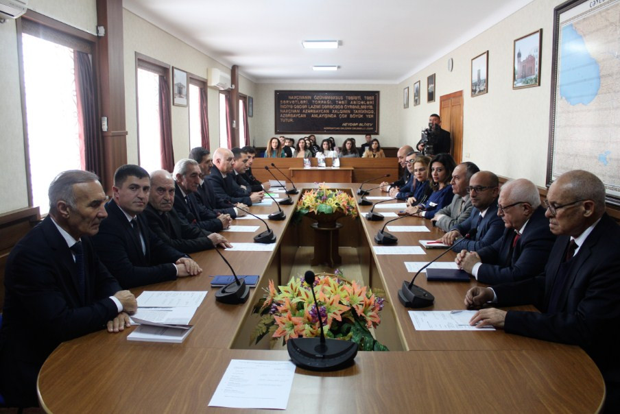 “Heydər Əliyev: həyatı və siyasi fəaliyyəti” kitabı təqdim olunub<font color=red> - FOTOLAR</font>