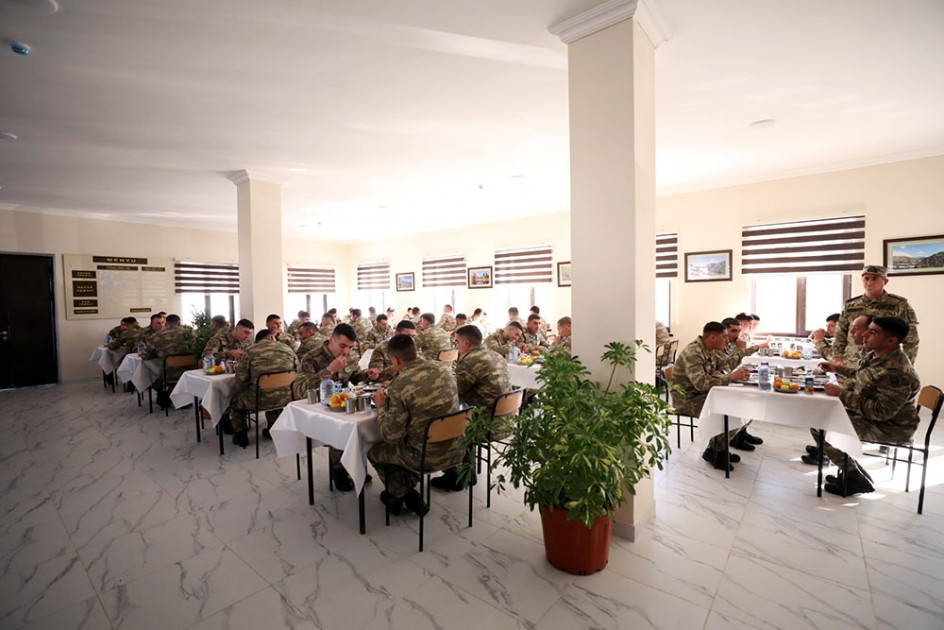 Müdafiə naziri azad edilmiş ərazilərdə xidmət edən hərbi qulluqçularla görüşüb<font color=red> - FOTOLAR</font>