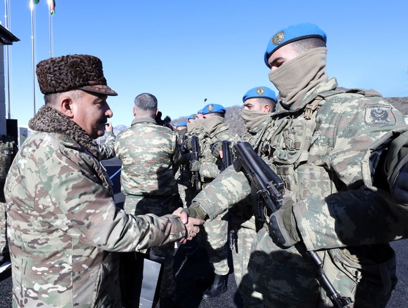 Müdafiə naziri azad edilmiş ərazilərdə xidmət edən hərbi qulluqçularla görüşüb<font color=red> - FOTOLAR</font>