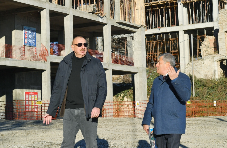 Prezident İlham ƏliyevŞuşa şəhərinin Qarabağ küçəsində aparılan tikinti işləri ilə tanış olub<font color='red'> - YENİLƏNİB</font><font color=red> - FOTOLAR</font>