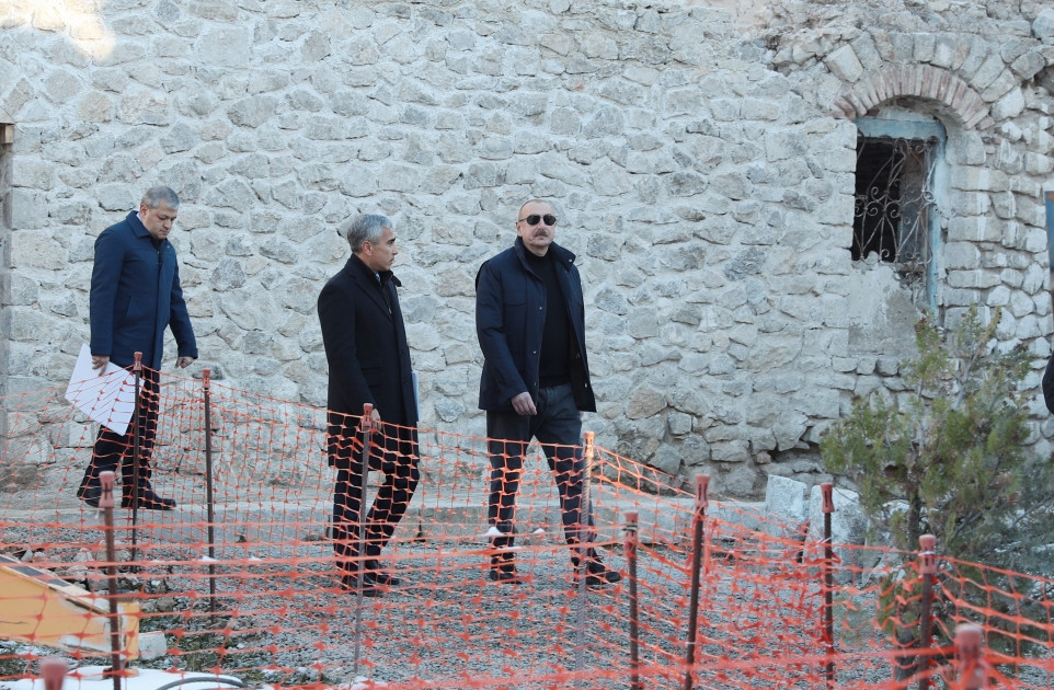 Prezident İlham Əliyev Şuşada Aşağı Gövhər Ağa məscidində aparılan bərpa işləri ilə tanış olub<font color=red> - FOTOLAR</font>