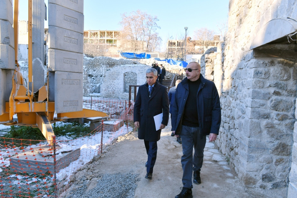 Prezident İlham Əliyev Şuşada Aşağı Gövhər Ağa məscidində aparılan bərpa işləri ilə tanış olub<font color=red> - FOTOLAR</font>