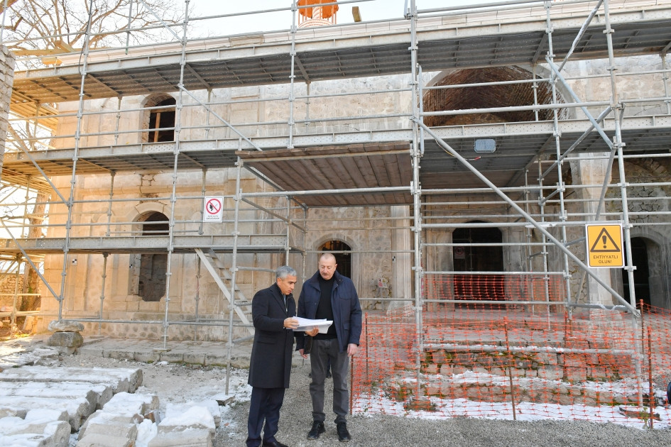 Prezident İlham Əliyev Şuşada Aşağı Gövhər Ağa məscidində aparılan bərpa işləri ilə tanış olub<font color=red> - FOTOLAR</font>