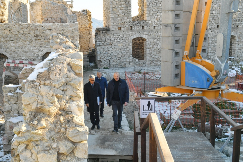 Prezident İlham Əliyev Şuşada Aşağı Gövhər Ağa məscidində aparılan bərpa işləri ilə tanış olub<font color=red> - FOTOLAR</font>