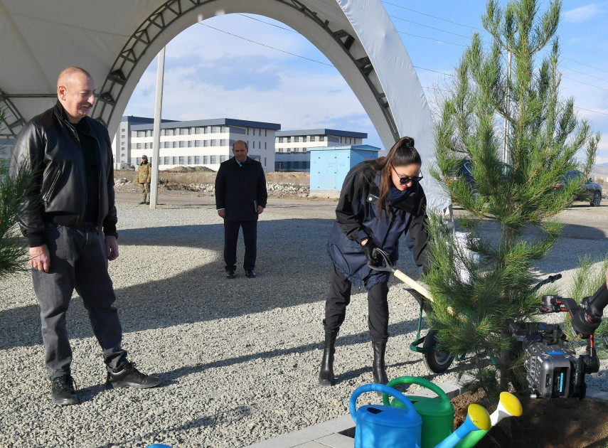 Ağdam şəhər Mərkəzi parkının təməli qoyulub<font color=red> - FOTOLAR</font>