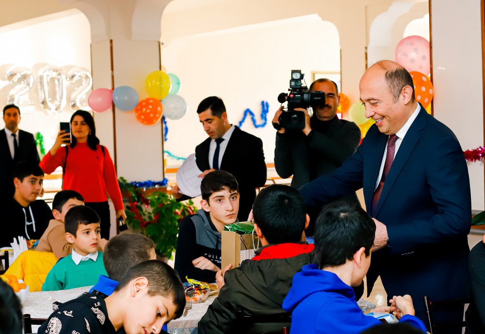 Ordubad şəhər tam orta internat məktəbinin  şagirdlərinə Yeni il hədiyyələri təqdim edilib<font color=red> - FOTOLAR</font>