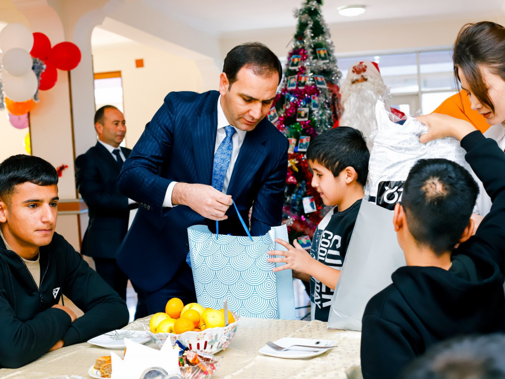 Ordubad şəhər tam orta internat məktəbinin  şagirdlərinə Yeni il hədiyyələri təqdim edilib<font color=red> - FOTOLAR</font>