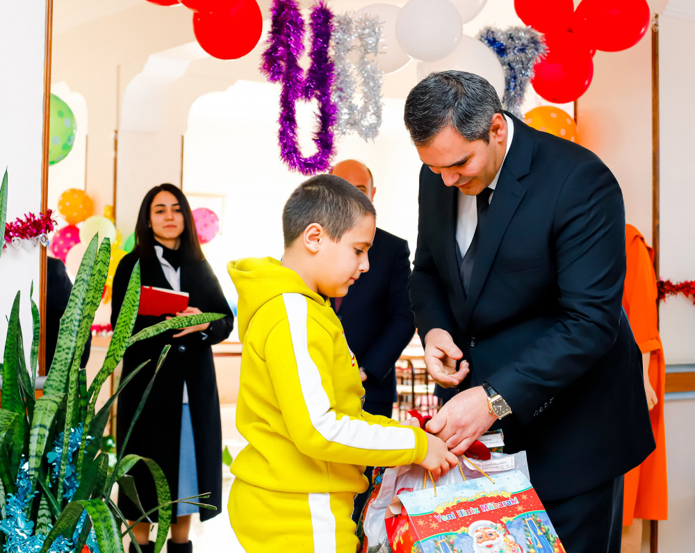 Ordubad şəhər tam orta internat məktəbinin  şagirdlərinə Yeni il hədiyyələri təqdim edilib<font color=red> - FOTOLAR</font>