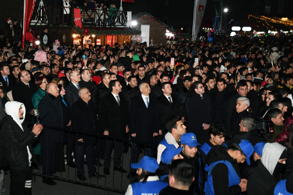 Naxçıvanda Həmrəylik Günü və Yeni il münasibətilə möhtəşəm atəşfəşanlıq olub<font color='red'> - YENİLƏNİB</font><font color=red> - FOTOLAR</font>