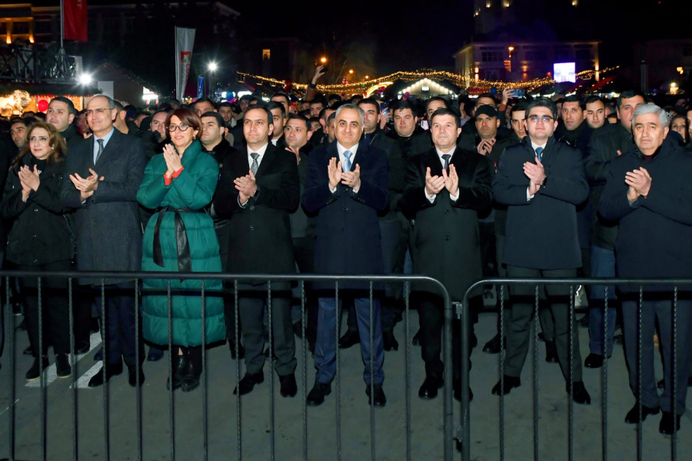 Naxçıvanda Həmrəylik Günü və Yeni il münasibətilə möhtəşəm atəşfəşanlıq olub<font color='red'> - YENİLƏNİB</font><font color=red> - FOTOLAR</font>