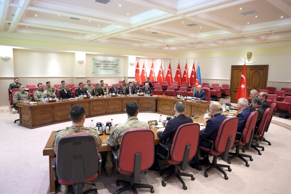 Türkiyənin milli müdafiə naziri Azərbaycanın Vətən müharibəsi iştirakçıları ilə görüşüb<font color=red> - FOTOLAR</font>