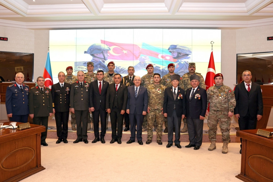 Türkiyənin milli müdafiə naziri Azərbaycanın Vətən müharibəsi iştirakçıları ilə görüşüb<font color=red> - FOTOLAR</font>