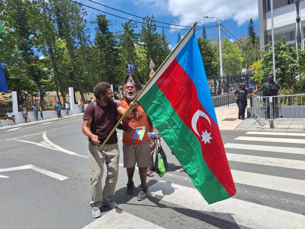 Yeni Kaledoniyada Fransaya qarşı etiraz aksiyası keçirilib, Azərbaycan bayrağı qaldırılıb<font color=red> - FOTOLAR</font>