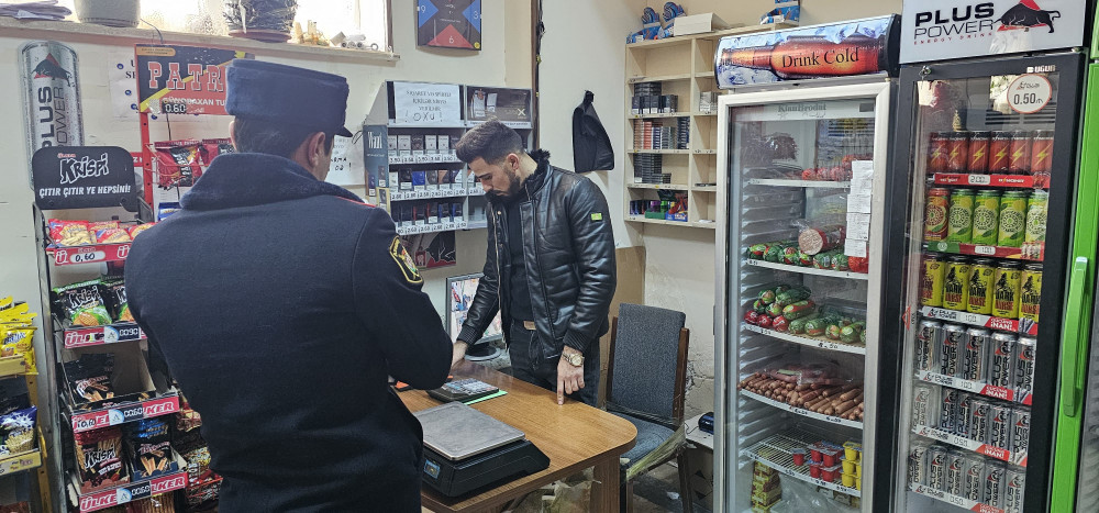 Naxçıvanda yetkinlik yaşına çatmayanlara tütün məmulatları satan üç şəxs cərimələnib<font color=red> - FOTOLAR</font>
