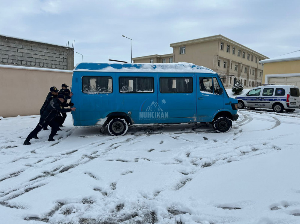 Naxçıvan Dövlət Yol Polisi qarlı hava şəraiti ilə əlaqədar sürücülərə müraciət edib<font color=red> - FOTOLAR</font>