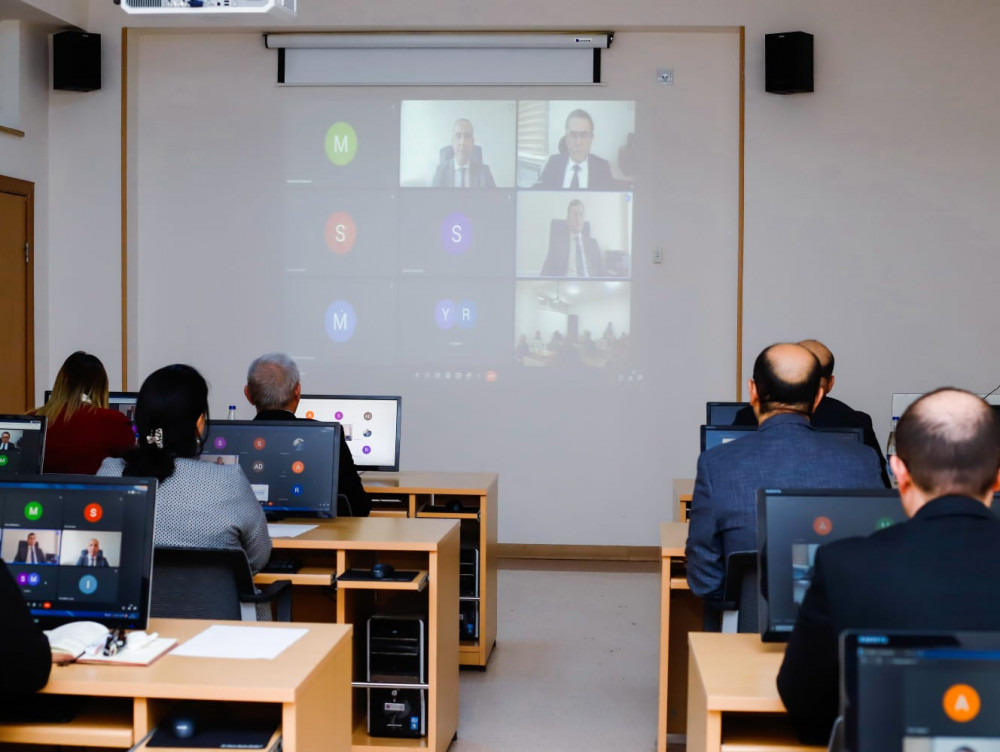 Naxçıvan Muxtar Respublikasında fəaliyyət göstərən media nümayəndələrinə “Prezident seçkilərində medianın rol və vəzifələri” mövzusunda onlayn seminar keçirilib<font color='red'> - YENİLƏNİB</font><font color=red> - FOTOLAR</font>