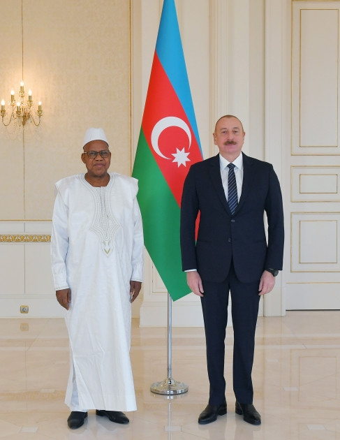 Azərbaycan Prezidenti İlham Əliyev Syerra-Leonenin ölkəmizdə yeni təyin olunmuş səfirinin etimadnaməsini qəbul edib<font color='red'> - YENİLƏNİB</font><font color=red> - FOTOLAR</font>