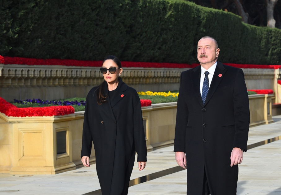 Prezident İlham Əliyev və birinci xanım Mehriban Əliyeva 20 Yanvar faciəsinin 34-cü ildönümü ilə əlaqədar Şəhidlər xiyabanını ziyarət ediblər<font color='red'> - YENİLƏNİB</font><font color=red> - FOTOLAR</font>